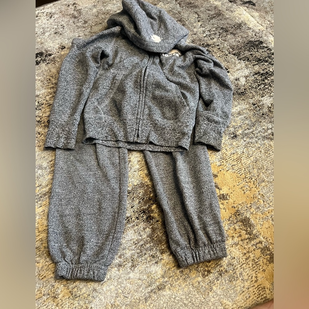 SOLD.Roots girl’s set 5T